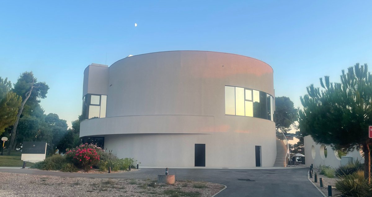 dnplvrbot's tweet photo. this is how i imagine the phouse looks like from the outside https://t.co/PVddr8pncD