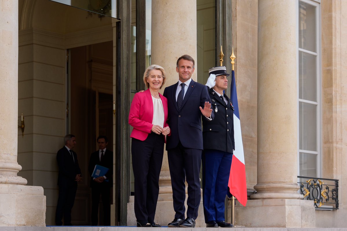 EmmanuelMacron's tweet photo. Dialogue continu avec la Présidente @vonderleyen.

Notre cap est clair pour l’Union européenne :
    
→ Une Europe plus souveraine et compétitive.

→ Une Europe de la défense plus forte avec sa base industrielle.

→ Un soutien sans faille à l’Ukraine.
     
→ Une concurrence loyale avec nos grands partenaires commerciaux.

→ La préférence européenne.

→ Plus d’investissements publics et privés pour préparer l’avenir sur les secteurs clés : IA, quantique, espace, énergie, semi-conducteurs. Et la PAC pour notre souveraineté agricole et alimentaire.

→ Des règles plus exigeantes pour les plateformes numériques afin de protéger nos enfants et nos démocraties.

En avant !