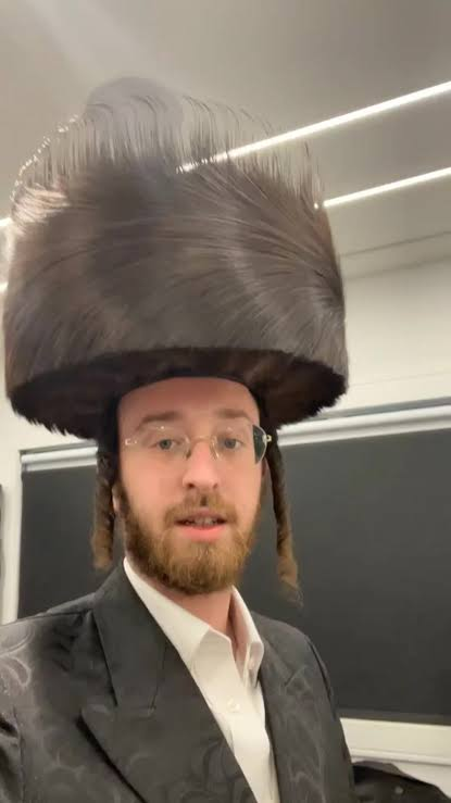 yuzinhaaaa's tweet photo. acaba de vazar a foto do @MemesDeCadeia3 usando um shtreimel https://t.co/fUixMjQtdg