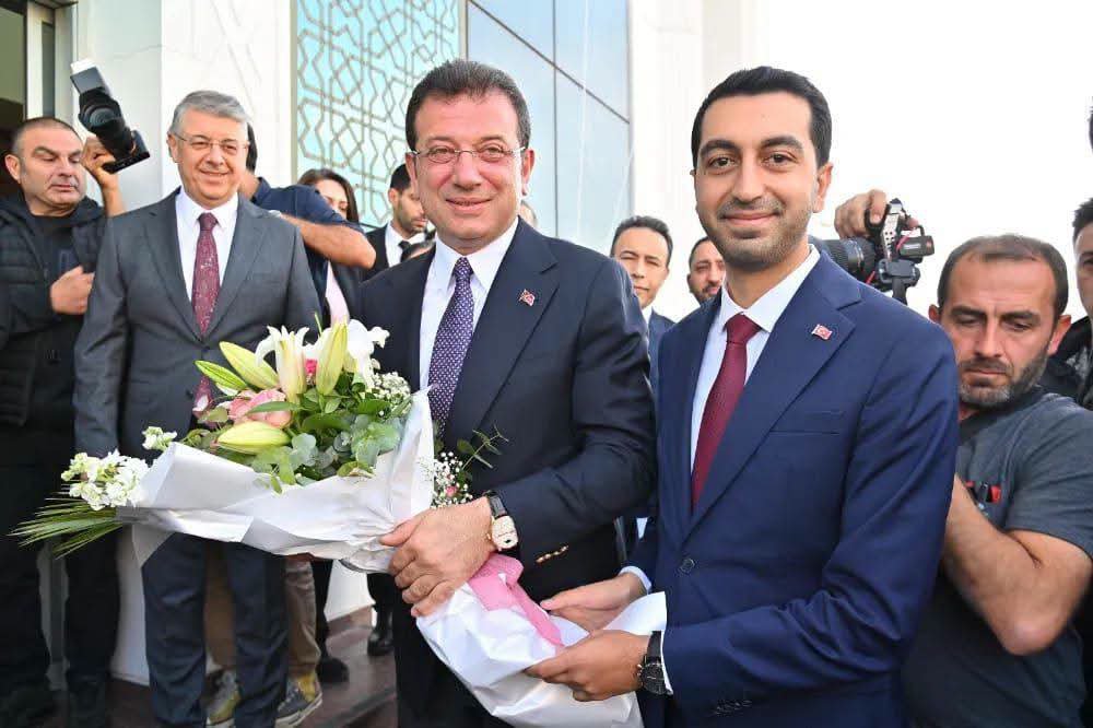 Birlikte_2023's tweet photo. Tuzla Belediye Başkanı Ali Eren Bingöl'den dikkat çeken açıklamalar:

"Cezaevinde bulunan 10 belediye başkanı arkadaşım Ekrem İmamoğlu'na beddua ediyor. Ben Ekrem İmamoğlu'nu lider olarak kabul etmiyorum."

CHP'de tartışma yaratması beklenen bu sözler, parti içindeki görüş ayrılıklarını yeniden gündeme taşıdı.