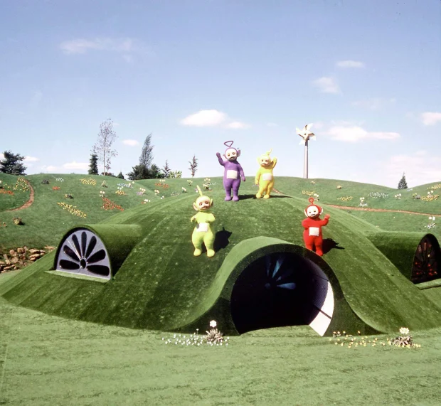 UUnderrs's tweet photo. @RPlushTimeline how did so much grass even grow around it knight lives in the teletubbies house https://t.co/6u8VYKx6Ig