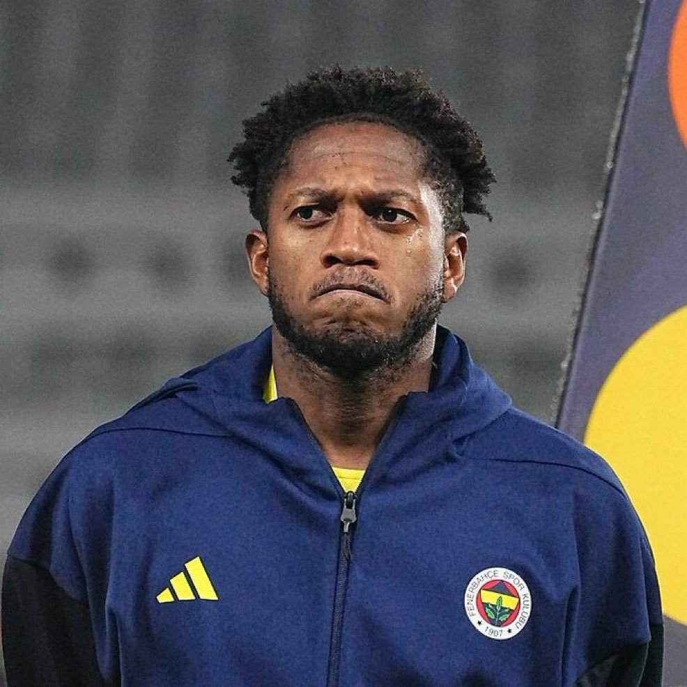 TekYolFener's tweet photo. Yağız Sabuncuoğlu: "Atletico Mineiro, Fred'i hâlâ istiyor, yönetici de gönderdiler buraya. Uzun süredir istiyorlar. Atletico Mineiro, Fred ile her konuda anlaşmıştı ama İsmail hocanın gelişinden sonra ciddi problem oldu Atletico Mineiro tarafında çünkü Fred kalsın dedi hoca. Fred kalsın deyince de, İsmail hoca ile Fred'in arasındaki iyi ilişkiden sebep, Fred de kalmak istedi bu sefer. Ama Atletico Mineiro beklemeye devam ediyor oyuncuyu.

Fenerbahçe zaten Fred'in gittiği noktada ilk teklif yapılacak ismi belirlemişti: Corinthians'tan Andre. İşin garibi Andre de bekliyor bu arada menajerleriyle bekliyor. Andre'ye de önemli teklif var Avrupa'dan. Onun da bekleme sebebi Fred ama ne kadar bekler onu kestirmek güç. Ama Fenerbahçe'nin temel arzusu oradan Fred'i, gönderilebilirse Jayden'ı, +4 kontenjanıyla orayı biraz daha yabancı problemini yumuşatmak."