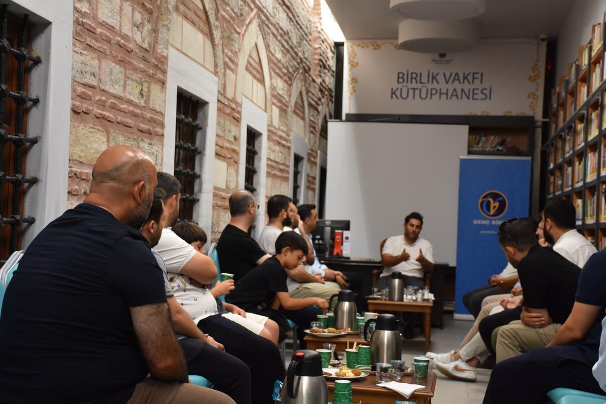 GencBirlik's tweet photo. Dostlar Birlik'te 🤝
Tarihin İzinde 📜

Dost Meclisi'nde bu hafta Dr. Öğr. Üyesi Sinan Demirağ ile "Barışın Zorlu Yolu: Mondros'tan Lozan'a Şark Meselesi'nin Sonu" başlığını konuştuk.

Katılım sağlayan tüm dostlarımıza ve kıymetli hocamıza teşekkür ederiz. Bir sonraki Dost Meclisi'nde görüşmek üzere ✋🏻

#DostlarBirlikte