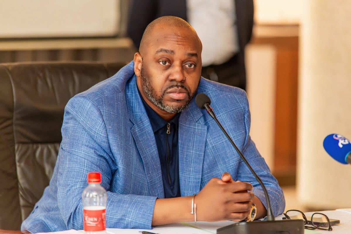 JoeBompaka's tweet photo. En politique, les choix les plus importants ne sont pas toujours ceux que l’on voit.

Beaucoup considèrent qu’une carrière politique se mesure uniquement aux fonctions occupées au sein des institutions.

Je ne partage pas cette vision.

Son Excellence Tony Kanku Shiku a fait un choix différent : celui de consacrer son énergie à bâtir une organisation politique solide, structurée et implantée sur l’ensemble du territoire, plutôt que de rechercher à tout prix une fonction publique.

Les faits parlent aujourd’hui d’eux-mêmes.

En quelques années, l’ADESCO est passée d’un jeune parti à une formation politique présente dans les différentes provinces de la République et au sein de la diaspora, portée par une vision, une organisation et une dynamique de terrain.

Construire durablement une organisation politique est souvent un défi plus exigeant que d’occuper une fonction.

Les responsabilités passent, les institutions évoluent.

Mais les organisations solides traversent le temps lorsqu’elles reposent sur une vision claire et un engagement constant.

C’est cette capacité à bâtir sur le long terme qui, selon moi, distingue les véritables leaders politiques.

Joe Bompaka
Conseiller spécial de Son Excellence Tony Kanku Shiku

#RDC #ADESCO #Leadership #Politique #Vision