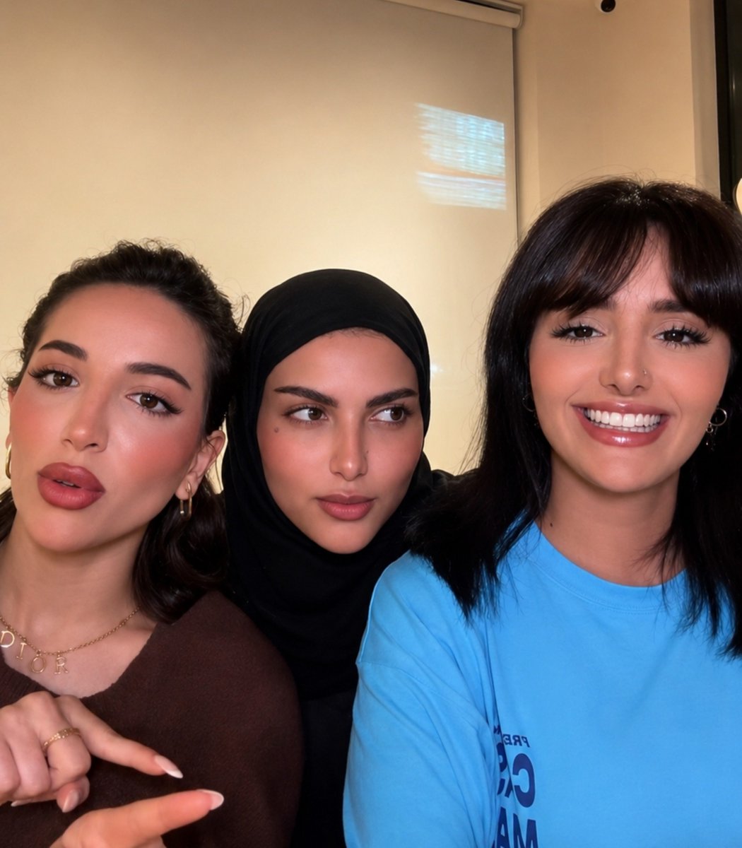 Kholood_ad's tweet photo. والله مو مستعدة لآخر يوم بالسفرة..
مو هم اللي بيجيهم اكتئاب ما بعد السفر، إحنا اللي بيجينا..
لأننا تعودنا على لمتهم وأدمنا فعالياتهم🥲

#ميارو #كادي_الجريسي #هند_العنزي https://t.co/lwMQMqJga9