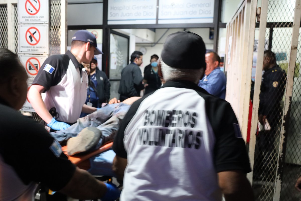 BVoluntariosGT's tweet photo. 🚨#ATAQUEARMADO🚨

📍Canton La Plaza, San Antonio las Flores

Se trasladan 7 hombres heridos por arma de fuego, Bomberos #122Cia #4Cia #117Cia #Estacióncentral estabilizan a los hombres y en el lugar queda un hombre fallecido

#75añosCVB https://t.co/IIsB1ZMBje
