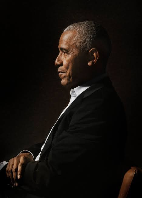 ipadasher's tweet photo. Obama Abriu as Portas do Inferno: O Legado Destrutivo que Trump Está Desmontando

Em 20 de janeiro de 2009, quando Barack Obama colocou a mão direita sobre a Bíblia de Lincoln e jurou defender a Constituição, o mundo aplaudiu de pé. Após o trauma de Bush, duas guerras sangrentas, 7 trilhões de dólares evaporados e a América vista como um império arrogante, Obama chegava como o messias da reconciliação. “Sim, nós podemos”, ele disse. O que ninguém previu foi que aquele “nós” incluiria a própria América se curvando, se desculpando e, aos poucos, se desfazendo.

Não foi incompetência. Foi uma visão de mundo deliberada, executada com precisão cirúrgica em dois fronts que definem o destino de uma nação: como ela se porta diante do mundo e como ela se vê dentro de casa. O resultado? Um vácuo externo preenchido por lobos e um vácuo interno preenchido por ilusões. Dois erros que quase custaram o século americano. E que só agora, com Donald Trump de volta à Casa Branca, começam a ser desfeitos com a velocidade de quem entende que o tempo perdido é o maior luxo que uma superpotência não pode mais se dar.

O Recuo Estratégico: Quando a América Decidiu Ser Vidraça em Vez de Martelo

George W. Bush cometeu o pecado da hybris: invadiu o Iraque com base em inteligência falha sobre armas de destruição em massa, transformou o Afeganistão numa guerra sem fim (tudo o que aconteceu no Afeganistão após a batalha de Tora-Bora foi uma enorme perda de vidas, tempo e dinheiro) e tentou exportar democracia a baioneta para povos que nunca a pediram. Obama subiu com a promessa oposta e cumpriu com radicalismo suicida.

Seu primeiro ato simbólico foi o discurso no Cairo, 4 de junho de 2009. Diante de líderes muçulmanos, o presidente dos Estados Unidos não falou como comandante-em-chefe. Falou como réu. Denunciou o colonialismo ocidental, equiparou o sofrimento palestino ao holocausto judeu em tom moralmente ambíguo, praticamente pediu desculpas pelo 11 de Setembro. Foi o momento em que a superpotência se ajoelhou. E o mundo tomou nota, tubarões sempre sentem o cheiro de sangue e fraqueza no oceano.

A retirada total das tropas do Iraque em dezembro de 2011,ignorando os avisos unânimes dos comandantes militares, criou o vácuo que o ISIS preencheu em semanas. Cidades que soldados americanos tinham pacificado com sangue foram tomadas por barbudos jihadistas com pick-ups e AK47. Obama chamou o grupo de “time júnior do terrorismo”. Meses depois, o “time júnior” controlava um califado do tamanho da Grã-Bretanha e decapitava jornalistas em vídeo.

Na Síria, a famosa “linha vermelha” sobre armas químicas foi cruzada por Assad em 2013. Obama piscou. Putin entrou. E não foi só recuo passivo. Em 2011, Obama decidiu intervir na Líbia para derrubar Gaddafi, sem plano de pós-guerra, sem tropas no terreno, sem estratégia de estabilização. O resultado foi catastrófico: um país relativamente estável virou um estado falido, transformado em rota principal de tráfico de armas para o ISIS e de migrantes para a Europa. Mais um vácuo criado por intervenção errada seguida de abandono total.

O Irã, que Obama via como parceiro racional, ganhou o acordo nuclear JCPOA de 2015, um tratado que, na prática, deu a Teerã um caminho legal para a bomba após dez anos, liberou 150 bilhões de dólares em ativos congelados e transformou o Hezbollah, os Houthis e as milícias iraquianas em exércitos regionais. Israel, o único aliado democrático confiável, foi tratado como estorvo.

Enquanto isso, a China ria baixinho. Obama falava de “pivô para o Ásia”, mas retirava porta-aviões e bases. Pequim lançou a Belt and Road Initiative e, em menos de uma década, comprou portos na África, construiu ilhas artificiais no Mar do Sul da China e dominou economicamente a América Latina. Na Europa, Putin anexou a Crimeia em 2014 quase sem resistência. Obama respondeu com sanções simbólicas. O sinal foi claro: os Estados Unidos não iriam até o fim. A invasão da Ucrânia em 2022 foi apenas a conta chegando com juros.

Obama não criou o eixo China-Irã-Rússia. Apenas convenceu seus líderes de que podiam agir sem consequências. Ele transformou a política externa americana de “poder duro” em “poder brando”, e o brando, sem respaldo de força, virou fraqueza pura.

A Reconstrução Interna: Quando a América Decidiu Trocar Suas Fundações por Castelo de Cartas

Se no exterior Obama criou vácuos de poder, dentro de casa ele criou algo mais grave: um vácuo de sentido civilizacional.

Em oito anos, sua administração não administrou o país, ela tentou reescrever, em tempo recorde, dois milênios de civilização ocidental. Meritocracia? Substituída pelo DEI. Verdade biológica? Substituída por ideologia de gênero. Unidade nacional? Substituída por tribos de vítimas eternas.

De repente, as universidades de elite, Harvard, Yale, Princeton, não conseguiam definir o que é uma mulher sem cair em contradições hilárias. De repente, o debate nacional girava em torno de banheiros para transgêneros, pronomes neutros e homens biológicos ganhando medalhas olímpicas no boxe feminino. Enquanto o racismo real caía a níveis históricos (graças às gerações anteriores), o discurso sobre racismo explodia. Obama foi o primeiro presidente a usar o Departamento de Justiça (DOJ) para intervir diretamente em casos criminais locais. Quando Trayvon Martin foi morto em 2012, ele declarou publicamente que “se eu tivesse um filho, seria como Trayvon”. Em Ferguson, em 2014, o DOJ de Eric Holder transformou um confronto policial em símbolo nacional de “racismo sistêmico”, mesmo quando investigações posteriores desmontaram grande parte da narrativa. Em vez de promover unidade, Obama validou e oficializou a ideia de que o sistema inteiro era culpado, e que o racismo era permanente. Deu oxigênio ao Black Lives Matter e transformou qualquer discordância em “racismo estrutural”. A correção política virou arma de Estado. O pior de tudo isto é que este castelo  foi exportado ao mundo inteiro, de Juiz de Fora no Brasil a Talin na Estonia. Todos hipnotizados pelo encanto da serpente.

Chegou-se ao cúmulo de defender reparações históricas, uma ideia estapafúrdia do ponto de vista lógico: quem, exatamente, pagaria pelos atos de ancestrais mortos há mais de dois séculos? E quem, precisamente, teria direito de receber? Essa proposta ignora imigrantes recentes, transforma justiça em herança de culpa racial eterna e substitui mérito por ressentimento perpétuo. Transformou justiça em herança de culpa racial eterna e mérito em ressentimento perpétuo.

A agenda verde seguiu o mesmo padrão suicida. Enquanto o Ocidente se autoflagelava com metas impossíveis de emissões zero, a China construía uma termelétrica a carvão por semana e dominava toda a cadeia de suprimentos de painéis solares, turbinas eólicas e baterias de lítio. Obama e Merkel esqueceram de contar aos seus eleitores que o planeta é um só, e que o carvão asiático aquece o mesmo ar que o vento europeu tenta limpar.

Todas estas ideias existiam em forma germinal antes, mas foi Obama quem tirou essas ideias das margens acadêmicas e as transformou na religião oficial do Estado, da mídia, das corporações e das universidades. Em 2008 eram piada. Em 2016 eram política pública.

Trump: O Antídoto que a História Exigiu

E então veio Donald Trump.

No primeiro mandato (2017-2021), ele começou o desmonte cirúrgico da era Obama com uma velocidade que assustou o establishment. Retirou os EUA do Acordo de Paris (que beneficiava apenas a China). Desfez o JCPOA e impôs sanções máximas ao Irã. Destruiu o califado do ISIS em tempo recorde. Moveu a embaixada para Jerusalém, assinou os Acordos de Abraão e fez o Oriente Médio mais pacífico em décadas. Dentro de casa, destruiu o DEI federal, cortou verbas para ideologia de gênero nas escolas e nomeou três juízes para a Suprema Corte que devolvem o país ao direito originalista.

A pandemia de Covid interrompeu tudo. O mundo parou. Trump perdeu a reeleição não por fracasso, mas porque nenhuma liderança sobrevive a uma pausa civilizacional global. Biden entrou e, em quatro anos, restaurou integralmente o legado Obama: reativou o JCPOA na prática, abriu as fronteiras, reinflou o DEI em todas as agências federais, transformou o FBI em arma política e acelerou a agenda woke até o absurdo.

Mas agora é diferente.

No segundo mandato, Trump voltou com fúria cirúrgica e apoio popular esmagador. Em poucas semanas já assinou ordens executivas revogando o DEI federal, proibindo cirurgias de mudança de sexo em menores, cortando bilhões em verbas para ONGs woke, impondo tarifas à China que forçam o reshoring industrial e preparando o terreno para desmantelar o que restou do acordo iraniano. A velocidade é recorde. O recado é claro: a era do autoflagelamento acabou. A América está de volta, não para pedir desculpas, mas para liderar.

Conclusão: O Amanhecer Depois da Noite Mais Longa

Barack Obama não destruiu a América. Ele a convenceu de que merecia ser diminuída. Convenceu uma geração de que suas fundações, mérito, verdade, fronteiras, força, eram pecados originais a serem expiados. Abriu as portas do mundo para os lobos e as portas da alma americana para o ressentimento.

Trump não é perfeito. Nunca foi. Mas é o remédio amargo que a história prescreveu exatamente quando a febre chegava ao delírio. Ele não está reconstruindo o passado. Está resgatando o futuro que Obama quase jogou fora.

E enquanto o sol nasce novamente sobre Washington, uma verdade antiga volta a ecoar, mais forte que nunca: nações não morrem de ataques externos. Morrem quando deixam de acreditar em si mesmas.

A América, decidiu acreditar novamente.