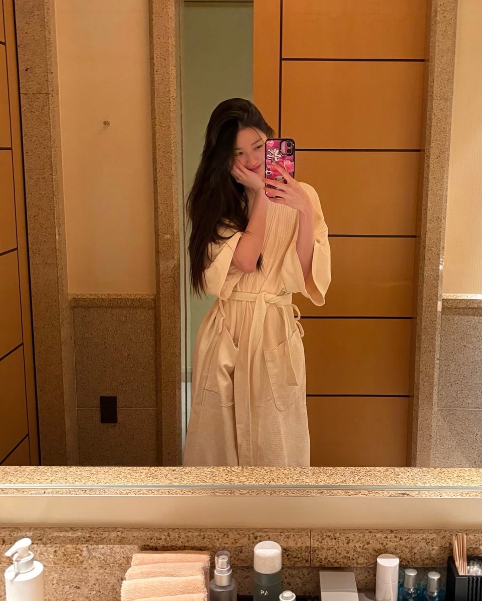 GirILikeMe's tweet photo. i was an assistant to a stylist and now i am a cart girl :) here’s my last few days https://t.co/aA5R9nKC2O