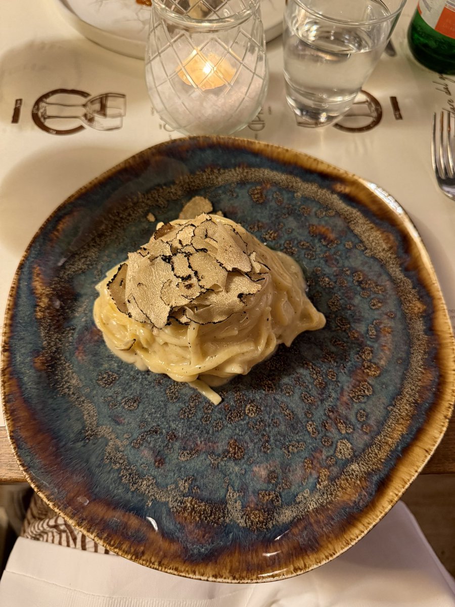 teachergab2's tweet photo. Favorite food 🤤 truffle pasta! @BethkeElem https://t.co/XLH14IZ3Sx
