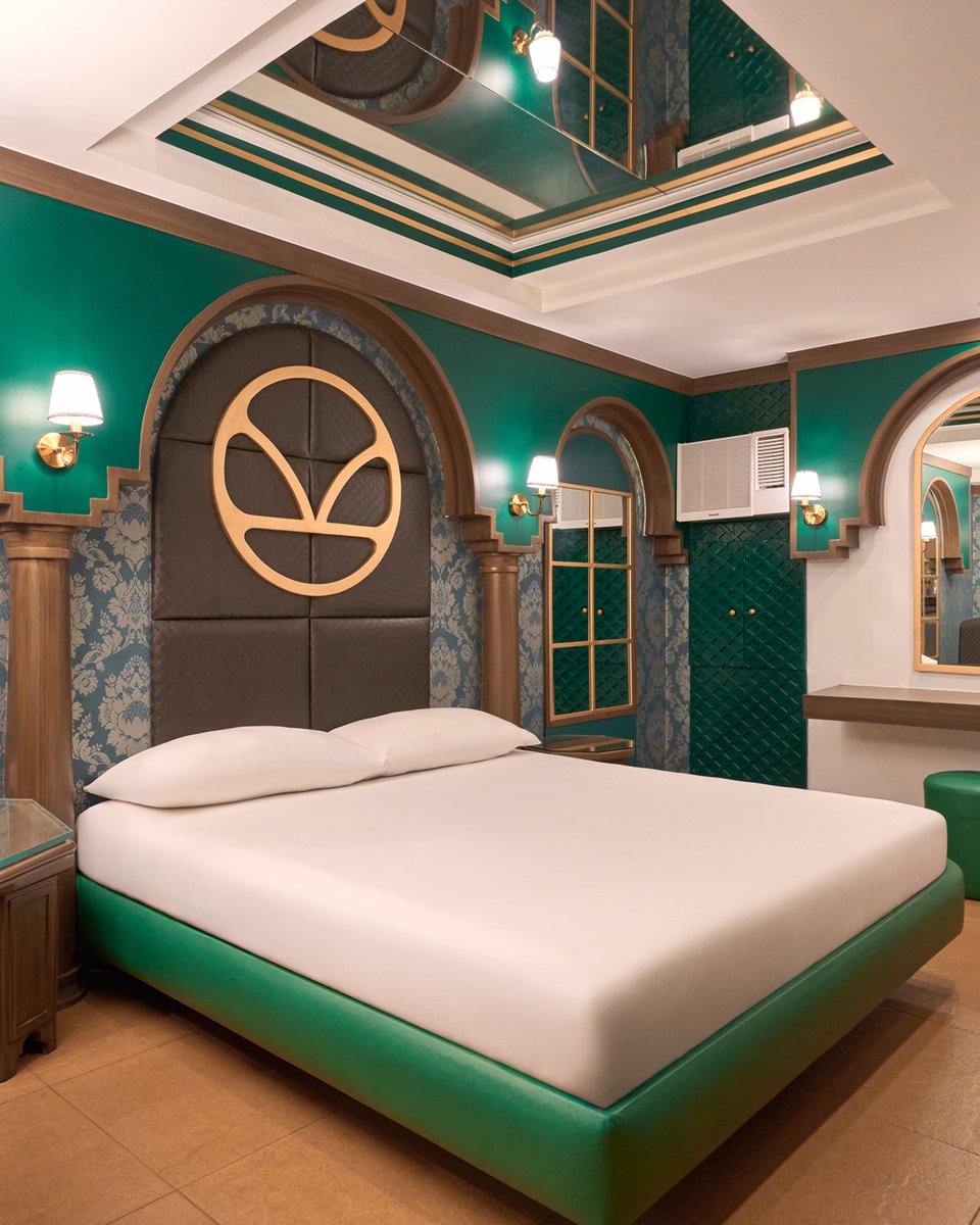 VictoriaCourtVC's tweet photo. Live like royalty in the opulent Kings room at Victoria Court Hillcres#staycation

Download the VC+ app now at https://t.co/0OqyUrNY7I to claim your throne and book your staycation!

#VictoriaCourt #Booknow #Staycation #kingsroom https://t.co/gE6pYMQnAL