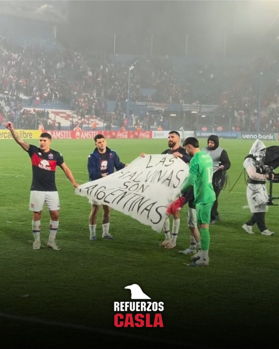 RefuerzosCASLA's tweet photo. Todo nuestro apoyo a la gente de #Tigre, a quien @CONMEBOL quiere sancionar por la bandera de "LAS MALVINAS SON ARGENTINAS" 🤦‍♂️

En lugar de prohibir una expresión que es cierta, ¿por qué no se fijan en que anoche balearon a los hinchas en Uruguay y en Brasil nos pega la policía? https://t.co/SGebV9uzEO