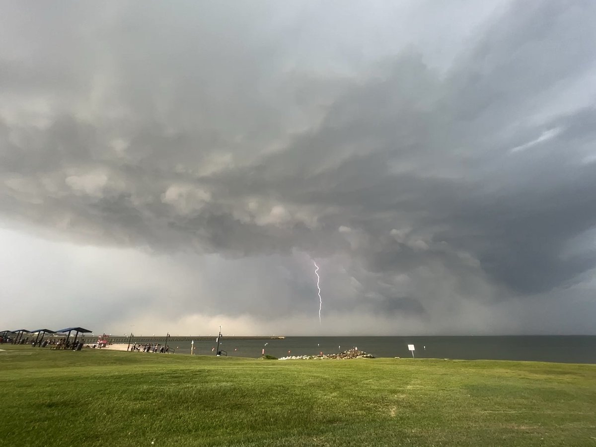 BehrensWx's tweet photo. La Porte, Texas 6:51 PM @txwx #houwx @NWSHouston @TxStormChasers https://t.co/pZ5UAHXK2C