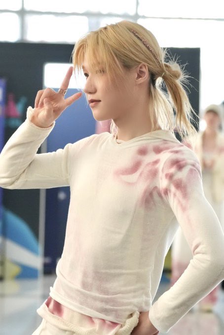 jijiseobsos's tweet photo. he is a real life princess https://t.co/Cj35fb7HRh