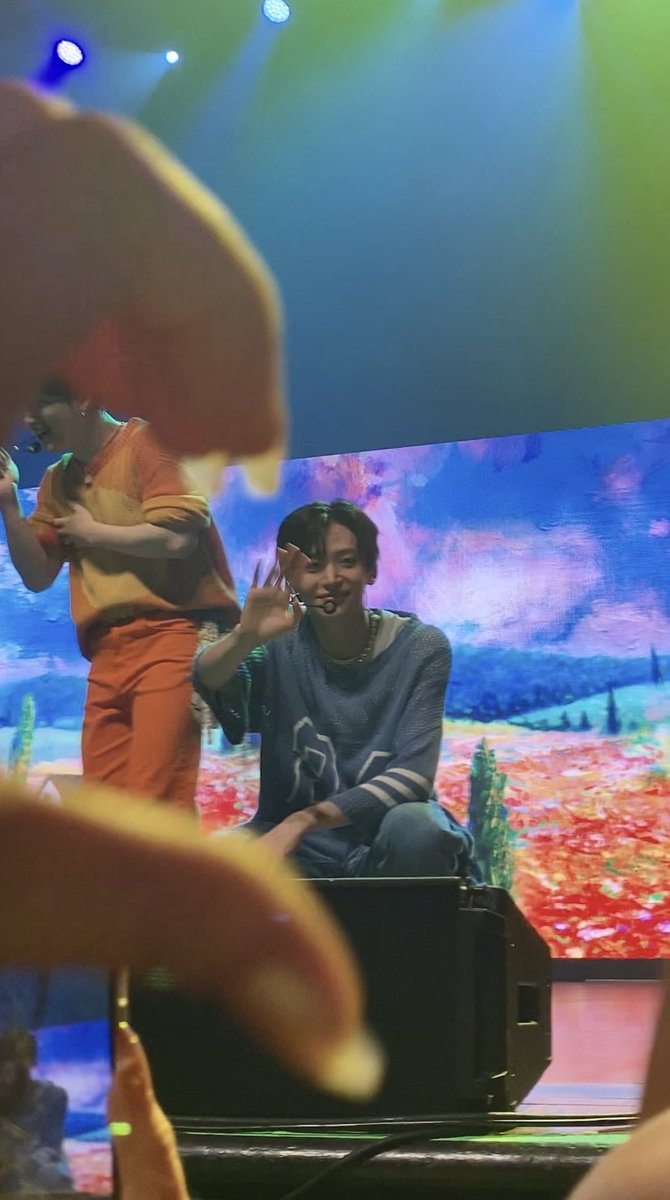 katiee521's tweet photo. @CRAVITYstarship @KPOPWORLD While y’all in the states, let me see this view again https://t.co/bpRwzuVCXh