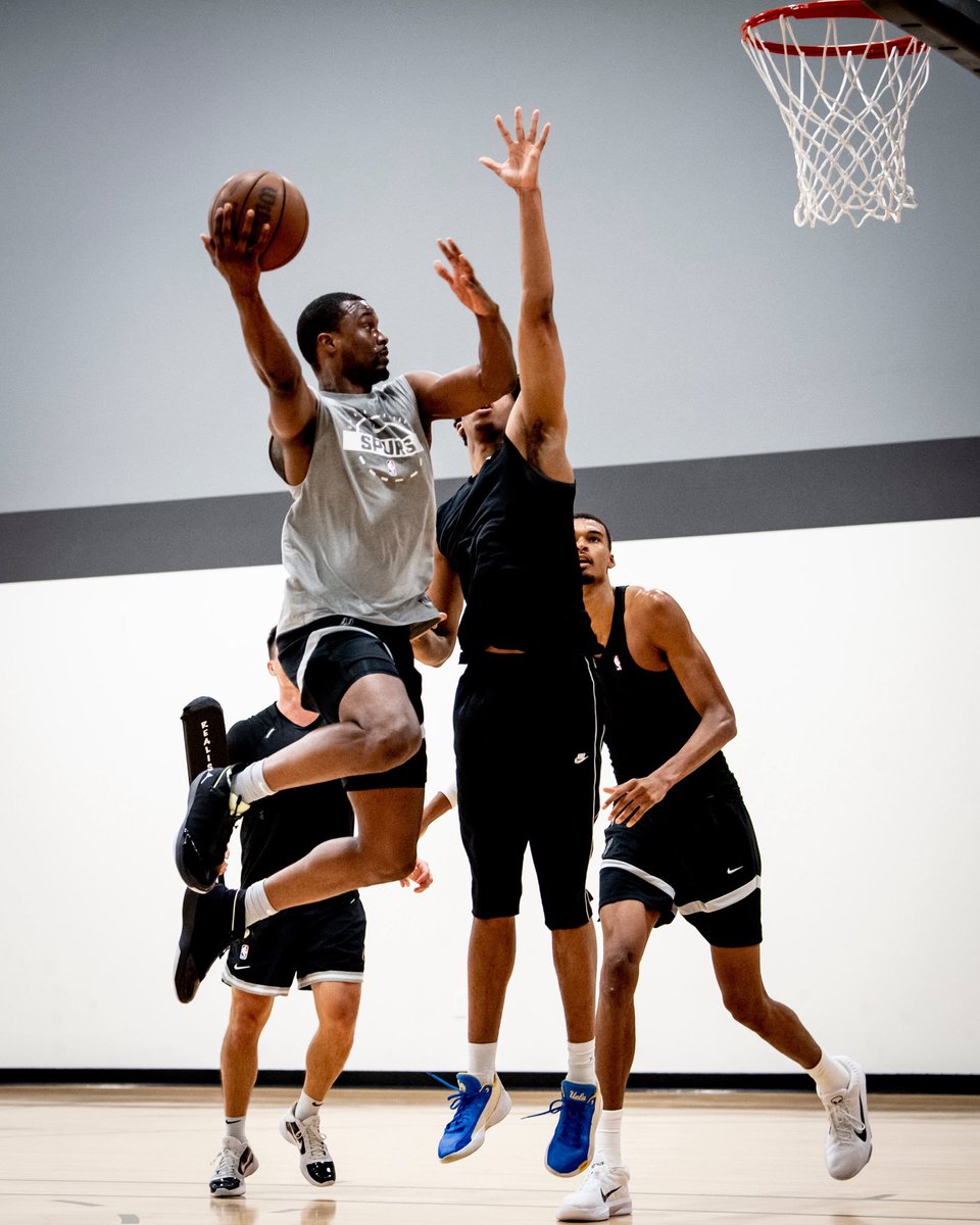spursarchives's tweet photo. "Iron sharpens Iron" 🏀

Harrison Barnes shares new workout/training photos with teammates Victor Wembanyama, De'Aaron Fox and Tobias Harris. https://t.co/EiD0C13N0P