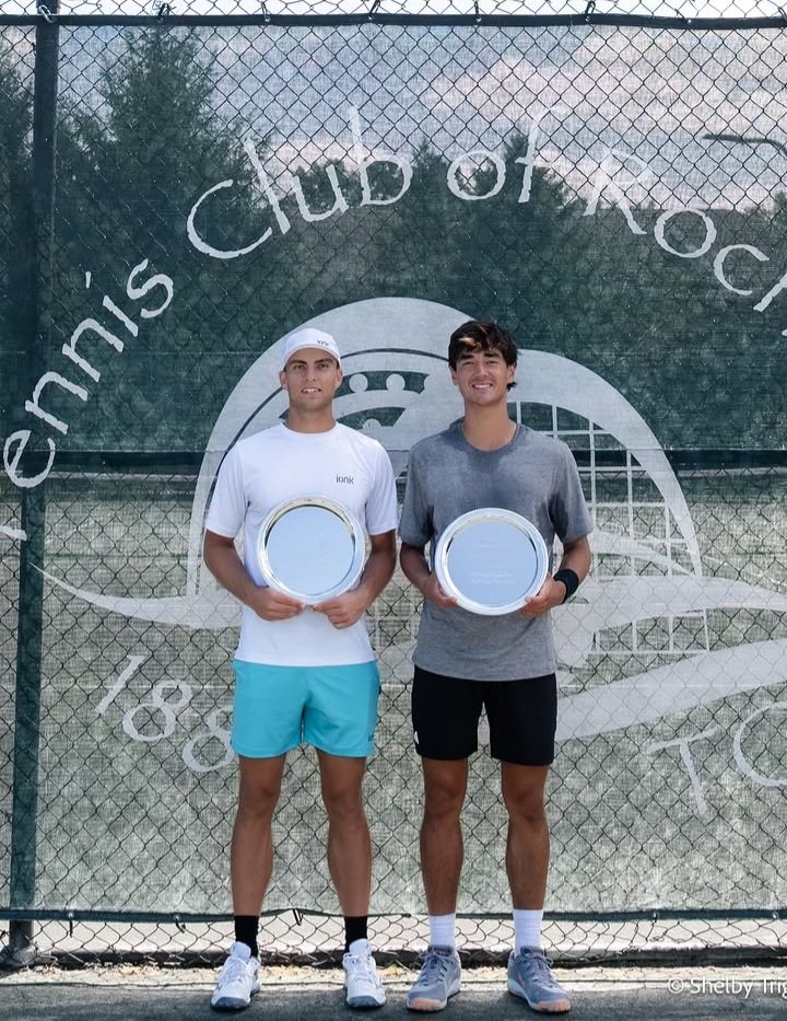 Not_Esportivas's tweet photo. WORLD TENNIS!
Parabéns aos tenistas campeões do @worldtennis de M15 de Rochester nos Estados Unidos.
Simples: Michael Antonius (🇺🇲)/🏆(2)
Duplas: Andrew Delgado (🇺🇲)/ Reece Falck (🇳🇿)
#WorldTennis #TCR1886 #TennisClubRochester #PlayMore #MichaelAntonius #AndrewDelgado #ReeceFalck https://t.co/6bQTJ5nPEv