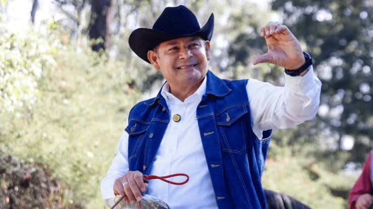 LaAldeaPoblana's tweet photo. Que Alejandro Armenta ganó 300 mil pesos de pura venta de jitomate

No tiene empresa 
No tiene terrenos
No tiene trabajadores 

Tiene tanto tiempo libre como gobernador que se puede poner a cosechar y vender jitomate en las carreteras 😂 https://t.co/q2NbTLJ1EP