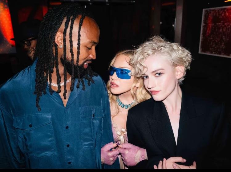 pedropoIis's tweet photo. acho legal que a madonna adotou a julia garner como scooby loo dela https://t.co/d1GGnngpwb