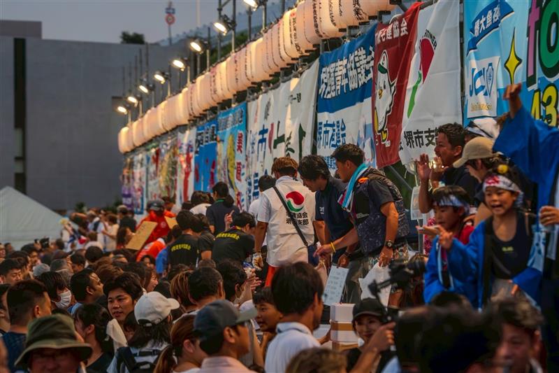 Osaka_Tabilog's tweet photo. 鎌倉時代から700年の歴史を誇る #堺 の夏の風物詩✨
🎆堺大魚夜市（さかいおおうおよいち）🎆

#大浜公園 で毎年7月末に開催される伝統ある魚市・祭り❗️
一番の見どころは、夜に行われる迫力満点の「魚のセリ」‼️🐡
威勢のいい掛け声と熱気に会場が包まれます🔥

さらに‼️昨年度に引き続き海上打上花火も開催🎆
海辺を彩る美しい花火をぜひお楽しみください👀✨

#堺大魚夜市