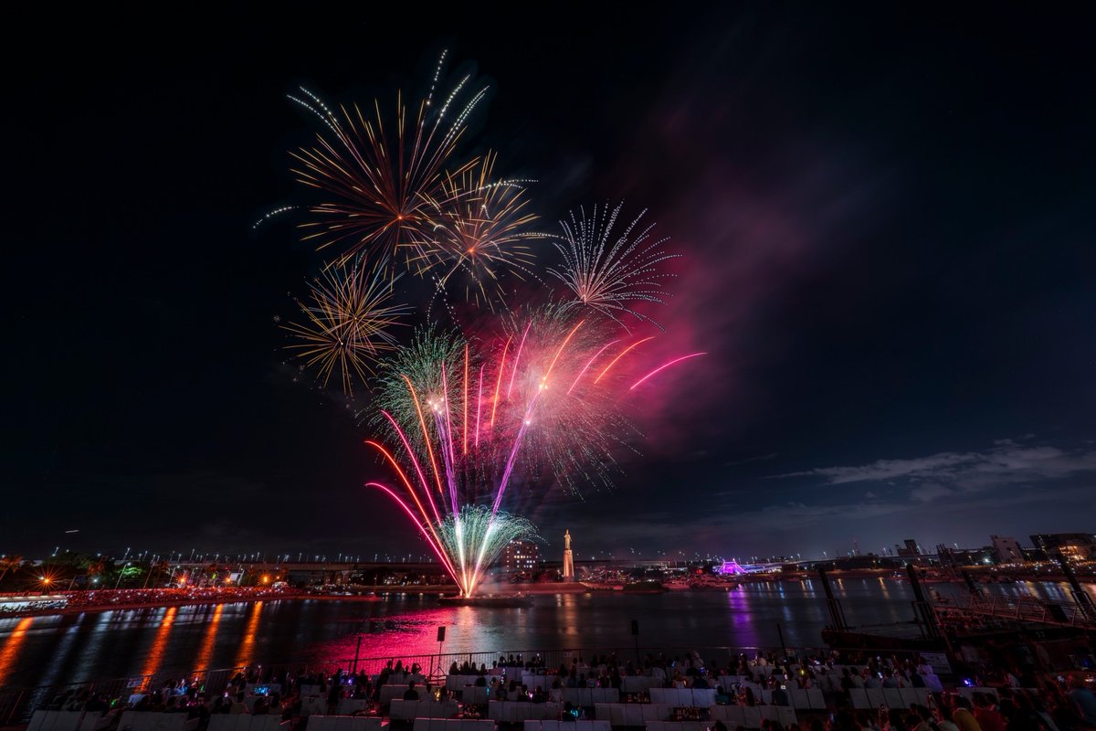Osaka_Tabilog's tweet photo. 鎌倉時代から700年の歴史を誇る #堺 の夏の風物詩✨
🎆堺大魚夜市（さかいおおうおよいち）🎆

#大浜公園 で毎年7月末に開催される伝統ある魚市・祭り❗️
一番の見どころは、夜に行われる迫力満点の「魚のセリ」‼️🐡
威勢のいい掛け声と熱気に会場が包まれます🔥

さらに‼️昨年度に引き続き海上打上花火も開催🎆
海辺を彩る美しい花火をぜひお楽しみください👀✨

#堺大魚夜市