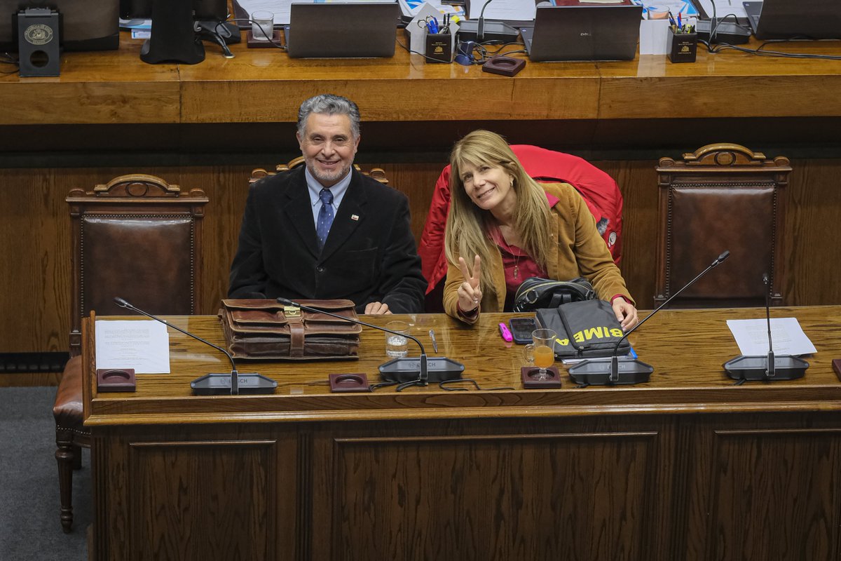 ximerincon's tweet photo. ¡Aprobado por una amplia mayoría!

Hoy damos un paso muy importante. Gracias al diálogo, al trabajo técnico y a los acuerdos construidos con el Congreso, el proyecto #OrdenemosLaCuenta fue despachado a ley.

Con esta iniciativa avanzamos en soluciones concretas para las familias: regularizamos la deuda acumulada para evitar que el pago afecte negativamente el bolsillo de las familias de Chile, extendemos el Subsidio Eléctrico, contenemos las alzas tarifarias en Los Lagos y Los Ríos y fortalecemos un sistema eléctrico más seguro y resiliente.

Quiero agradecer sinceramente a quienes hicieron posible este avance: a las y los parlamentarios, sus equipos, la Comisión Nacional de Energía, la Superintendencia de Electricidad y Combustibles, nuestro subsecretario Hugo Briones y a todo el equipo del Ministerio de Energía. Este proyecto demuestra que cuando trabajamos unidos y ponemos a las personas en el centro, podemos construir soluciones concretas para Chile.

Ahora comienza una nueva etapa. Seguiremos trabajando para que esta ley entre en vigencia lo antes posible y sus beneficios lleguen a cada familia. Con la misma convicción y con más energía que nunca, seguimos #TrabajandoParaUsted.