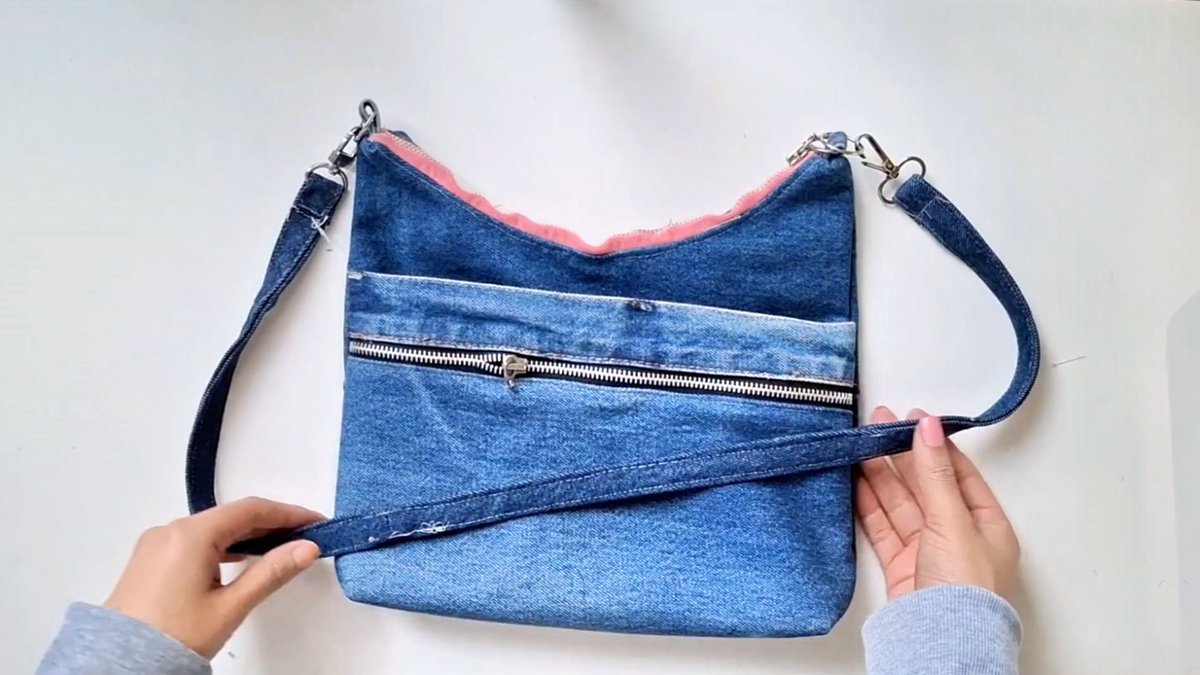 3hcs0g's tweet photo. Upcycled old denim jeans into a stylish crossbody bag—no sewing machine needed, just a pair of scissors and glue! https://t.co/8kv0zwTvX4
