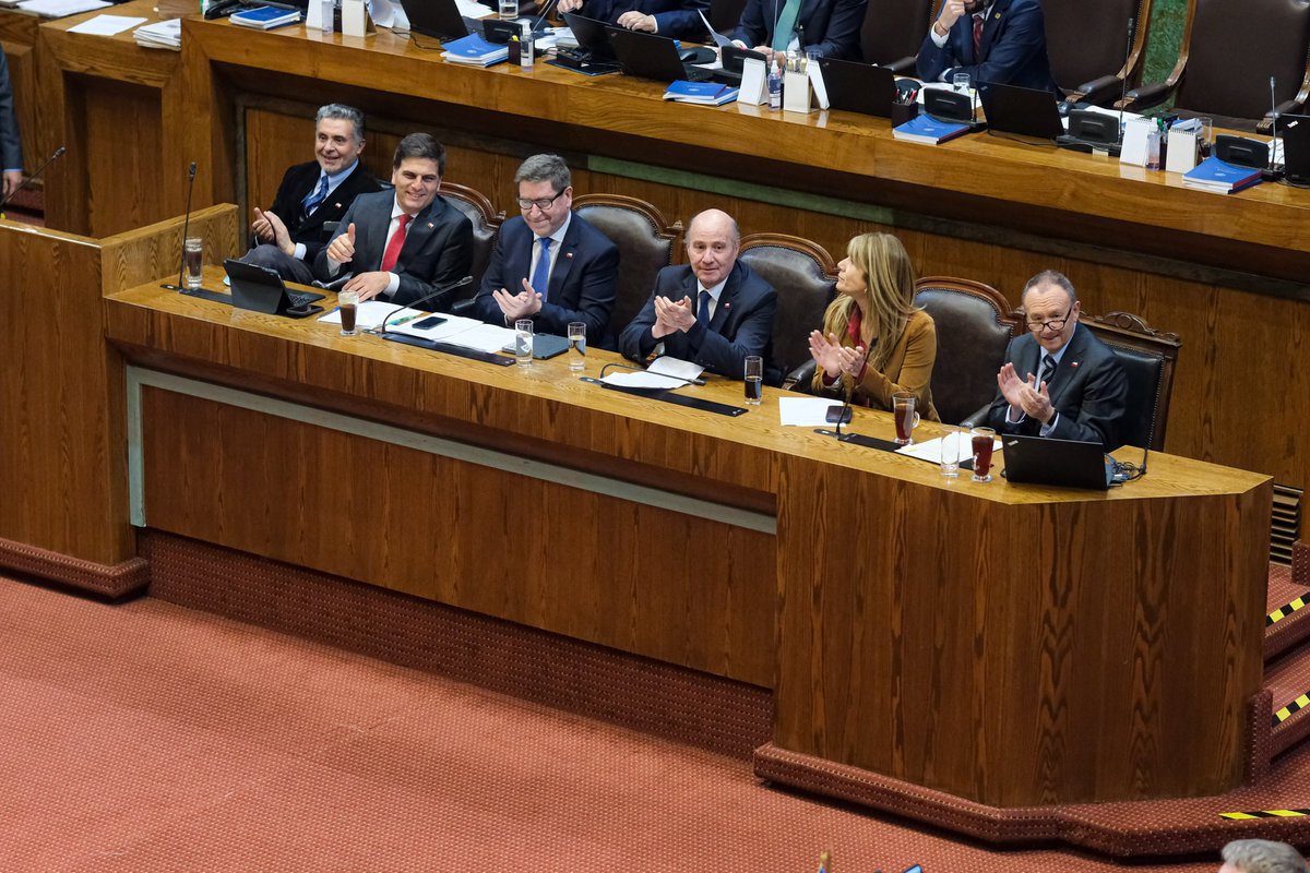 ximerincon's tweet photo. ¡Aprobado por una amplia mayoría!

Hoy damos un paso muy importante. Gracias al diálogo, al trabajo técnico y a los acuerdos construidos con el Congreso, el proyecto #OrdenemosLaCuenta fue despachado a ley.

Con esta iniciativa avanzamos en soluciones concretas para las familias: regularizamos la deuda acumulada para evitar que el pago afecte negativamente el bolsillo de las familias de Chile, extendemos el Subsidio Eléctrico, contenemos las alzas tarifarias en Los Lagos y Los Ríos y fortalecemos un sistema eléctrico más seguro y resiliente.

Quiero agradecer sinceramente a quienes hicieron posible este avance: a las y los parlamentarios, sus equipos, la Comisión Nacional de Energía, la Superintendencia de Electricidad y Combustibles, nuestro subsecretario Hugo Briones y a todo el equipo del Ministerio de Energía. Este proyecto demuestra que cuando trabajamos unidos y ponemos a las personas en el centro, podemos construir soluciones concretas para Chile.

Ahora comienza una nueva etapa. Seguiremos trabajando para que esta ley entre en vigencia lo antes posible y sus beneficios lleguen a cada familia. Con la misma convicción y con más energía que nunca, seguimos #TrabajandoParaUsted.