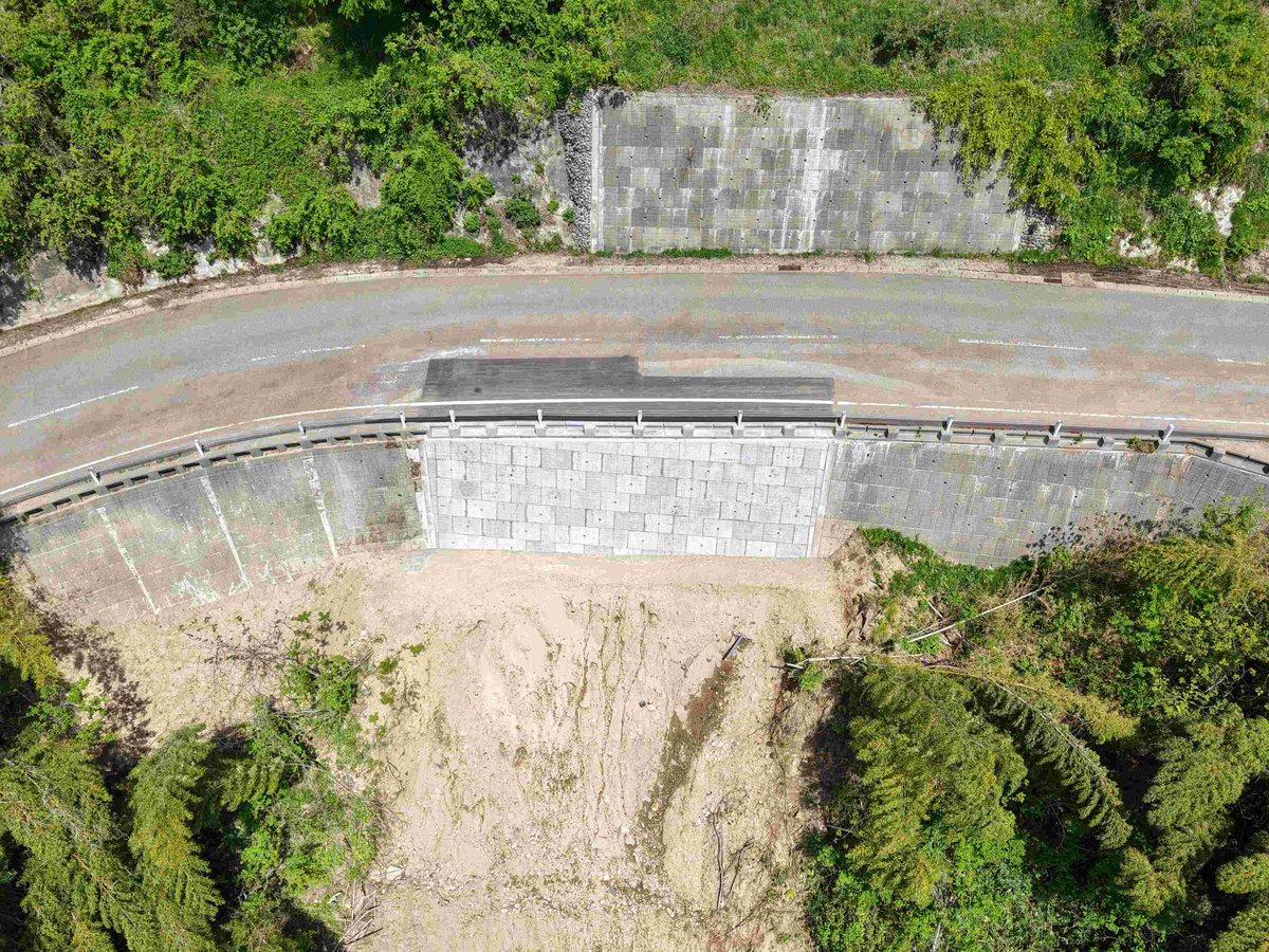 nakanoto_doboku's tweet photo. 【災害復旧｜工事完了🚧】
県道高岡羽咋線にて、
（宝達志水町所司原地内）

令和7年豪雨により
被災した道路の
復旧工事が完了しました✅

📷写真1：完成
📷写真2：被災直後

今後とも、
復旧・復興に向けた
取組を進めてまいります🤝

#災害復旧 #復興
#建設業の皆さまに感謝
#宝達志水町 #石川県 https://t.co/ZfX3IAeuAs