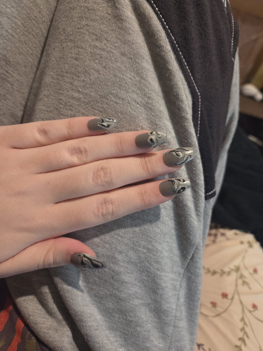 Zombiee_bonez's tweet photo. I really wanted to cut so I did my nails instead, distraction for the win https://t.co/NPVFRCJfuh