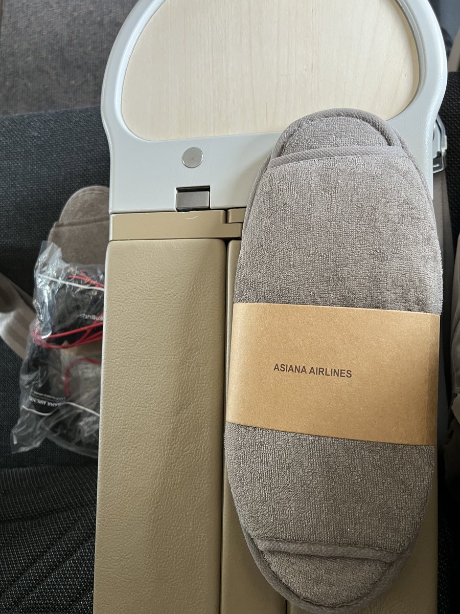 dionysosjp's tweet photo. OZ347 アシアナ航空ソウル発西安行き。

ビジネスクラスは8席のみの設定。
ビジネスクラスとは言え近距離便なので座席はこんな感じ。

スリッパがふかふかで履き心地が良い。

総じて満足です（＾ν＾） https://t.co/p0mC56XQw2