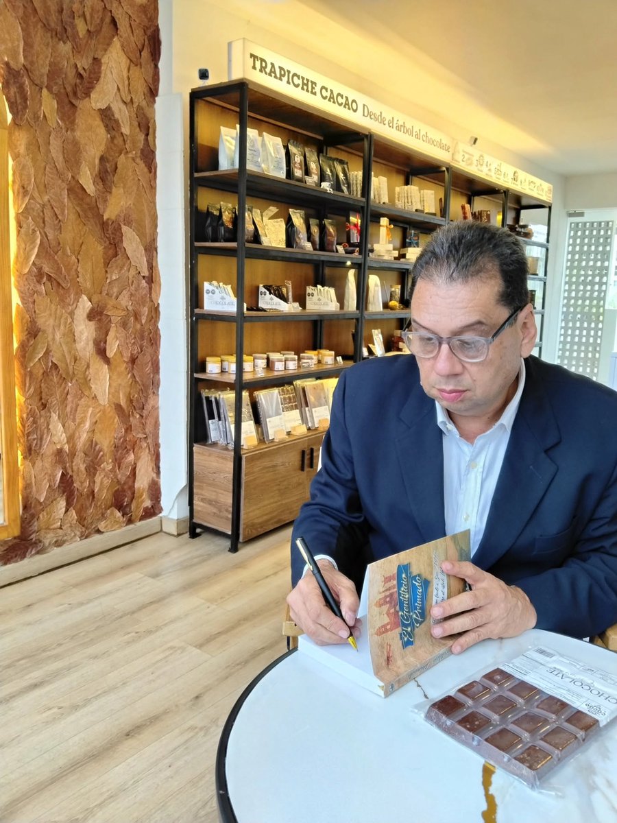 AlexisBalza's tweet photo. ¡El café, la historia y el verdadero cacao tachirense se encuentran!
Hoy firmamos un ejemplar muy especial de El Gentilicio Primado desde un rincón que rinde tributo a lo nuestro: Trapiche Cacao, ubicado en el Hotel Eurobuilding en El Tama, San Cristóbal. https://t.co/WnSbR9594t