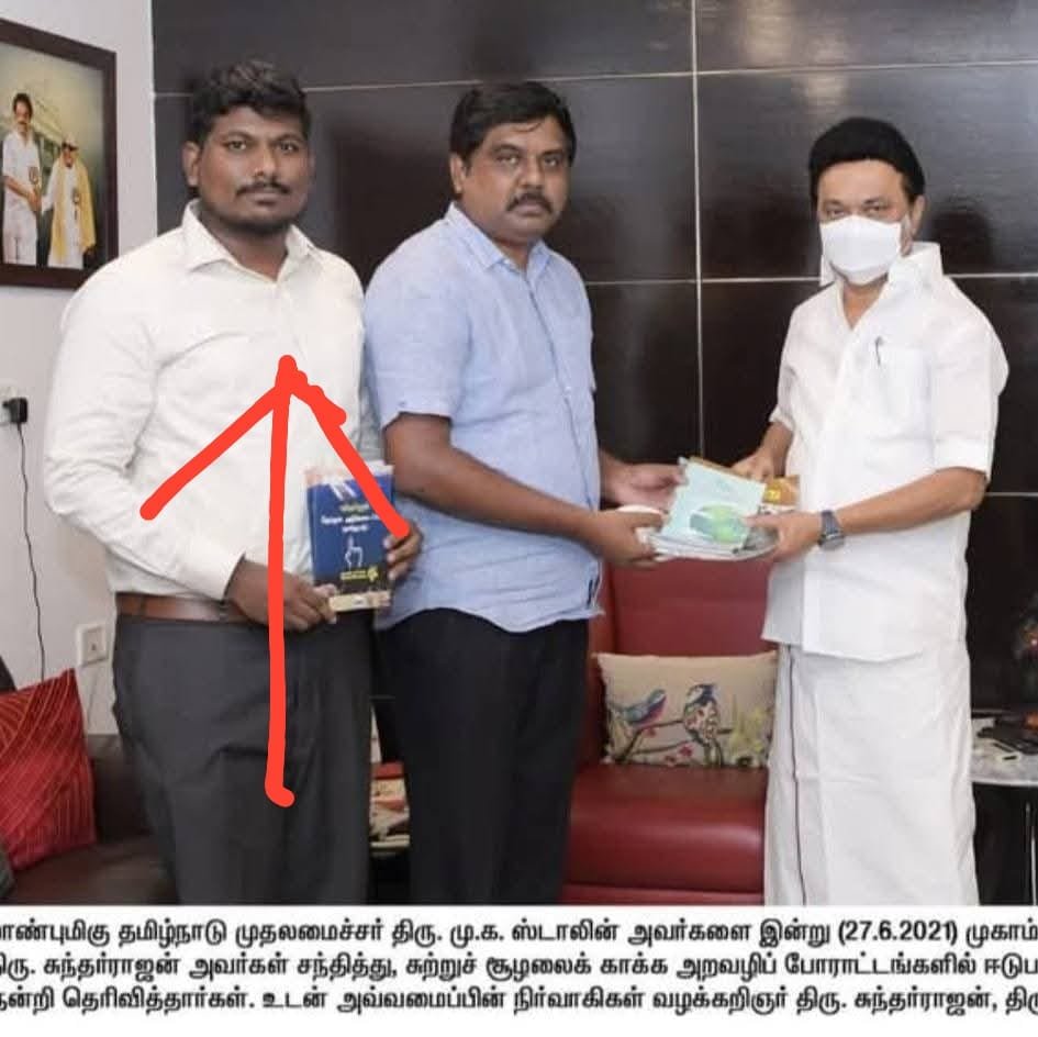 PriyankaSmile01's tweet photo. மே 2021இல் திமுக அரசு பொறுப்பேற்றது முதல் ஆட்சிகாலம் முடியும் வரை நீட் தேர்வின் பயம், தோல்வி தந்த மன அழுத்தம் காரணமாக சேலம் தனுஷ், அரியலூர் கனிமொழி, வேலூர் சௌமியா, புதுக்கோட்டை நிஷாந்தினி, சென்னை ஜெகதீஸ்வரன், திருவள்ளூர் லெக்ஷனாஸ்ரீ, மதுரை சுபஸ்ரீ, தர்மபுரி முரளிதரன் உள்ளிட்ட   20-க்கும் மேற்பட்ட மாணவ, மாணவிகள் உயிரிழந்துள்ளதாக அரசியல் விவாதங்கள், சட்டமன்றக் குறிப்புகள், எதிர்க்கட்சி மற்றும் செய்தி ஊடக அறிக்கைகள் குறிப்பிடுகின்றன. இத்தனை மாணவர்களின் உயிர் பறிபோன போது, வீதிக்கு வராமல் சொகுசாக அரசுப்பதவி மற்றும் அதிகாரத்தில் ஆடம்பரமான வாழ்வை அனுபவித்த கூட்டம் இப்போது வெளியே வருகிறது. எதற்காக? யாருக்காக? 

மாணவர்களின் நலனுக்காகவா? இல்லை தங்களது முதலாளியான திமுகவுக்காகவா? யாரை ஏமாற்ற இந்த சமூக அக்கறை நாடகம்? எத்தனை காலம்தான் ஏமாற்றுவீர்கள்? 

இந்தப் படத்தில் வட்டமிடப்பட்டு காட்டப்படும் நபரின் பெயர் பிரபாகரன். திமுக ஆட்சியில் மாநில வளர்ச்சிக்கான கொள்கைக் குழுவில் உறுப்பினராக கடந்த ஐந்தாண்டு காலம்  பணியாற்றியவர். 

கடந்த தேர்தலுக்கு முன்பாக த.வெ.கவில் சேர நினைத்தவர். பின்னர் சீட்டு கிடைக்காது என புரிந்துகொண்டு, திராவிடம் - பகுத்தறிவு என்று முற்போக்கு மூலாம் பூசிக்கொண்டு
திமுகவை ஆதரித்து தேர்தல் வேலைகள் செய்தவர்...