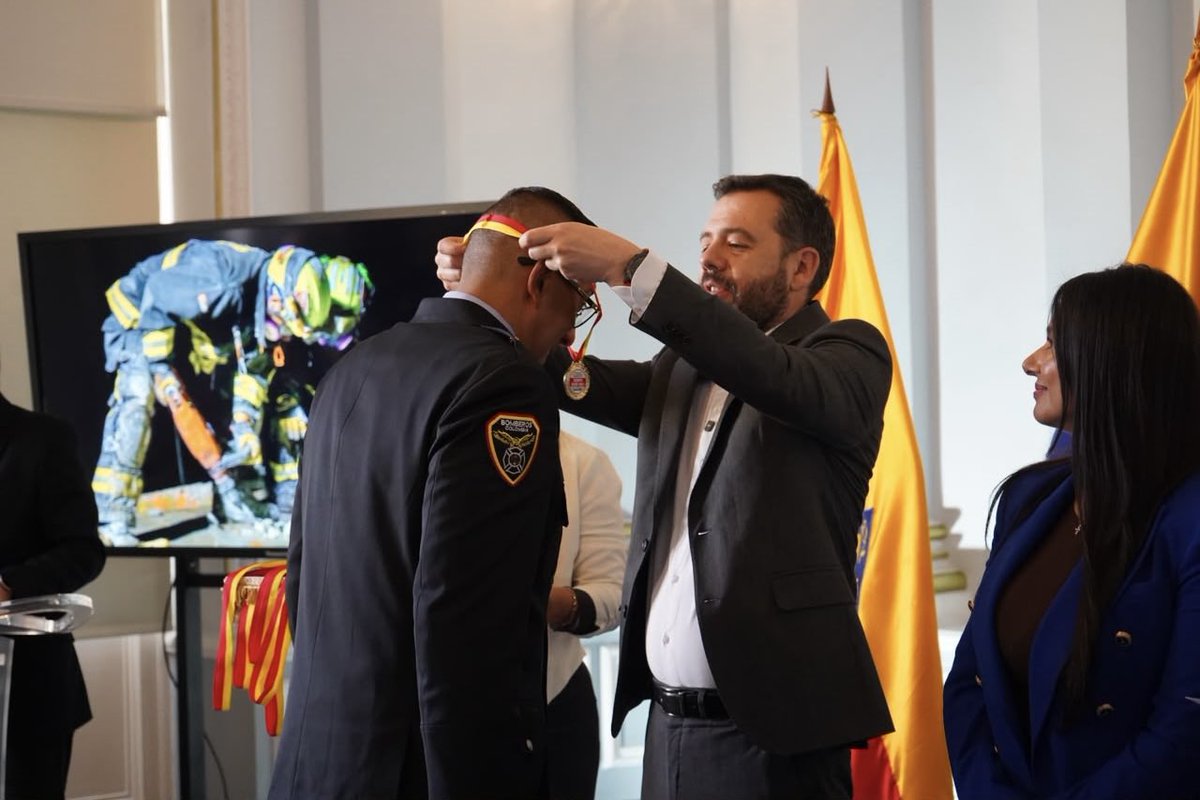 PaulaXHenaoE's tweet photo. Hoy tuve el honor de acompañar al alcalde @CarlosFGalan en el reconocimiento hecho a nuestros integrantes del equipo USAR COL 1, por la reclasificación obtenida y por la participación en las labores de búsqueda y rescate en Venezuela.

En nombre de la ciudad, el alcalde exaltó el orgullo que nuestros uniformados representan para la ciudad y para Colombia, orgullo que comparto al conocer el trabajo que día a día realizan los hombres y mujeres talentosos, capacitados y humanos que hacen parte de nuestra entidad.