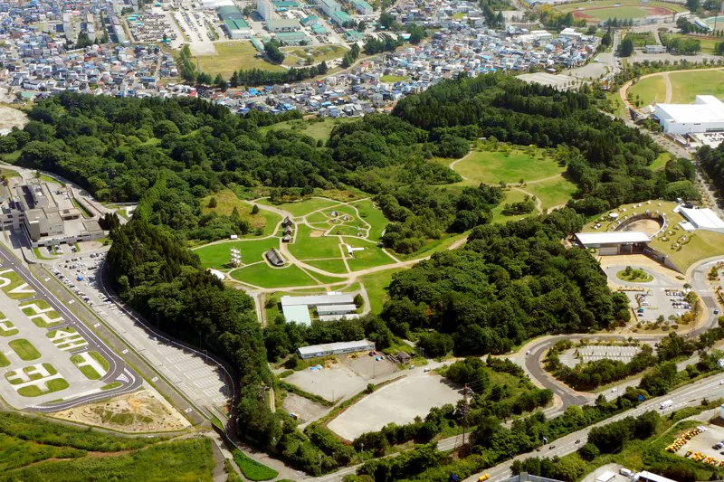 NEFT_jp's tweet photo. 縄文時代の人々は、想像以上に豊かな暮らしを送っていました。

約7000年前の温暖化によって海や森の環境が大きく変わると、人々は海沿いに定住し、貝や魚、木の実など豊富な食料を活用するようになります。

さらに、クリの木を選んで栽培したり、干物や燻製など保存技術を発達させたりすることで食料を安定させ、青森県内の人口は縄文時代中期には約9000人まで増えたと考えられています。

また、土器も尖底土器から円筒形土器へと変化し、二ツ森貝塚や田小屋野貝塚では北海道との交流を示す痕跡も見つかっています。

シリーズ最終回では、縄文時代全盛期の青森で築かれた豊かな暮らしと、人々の知恵をご紹介します。
