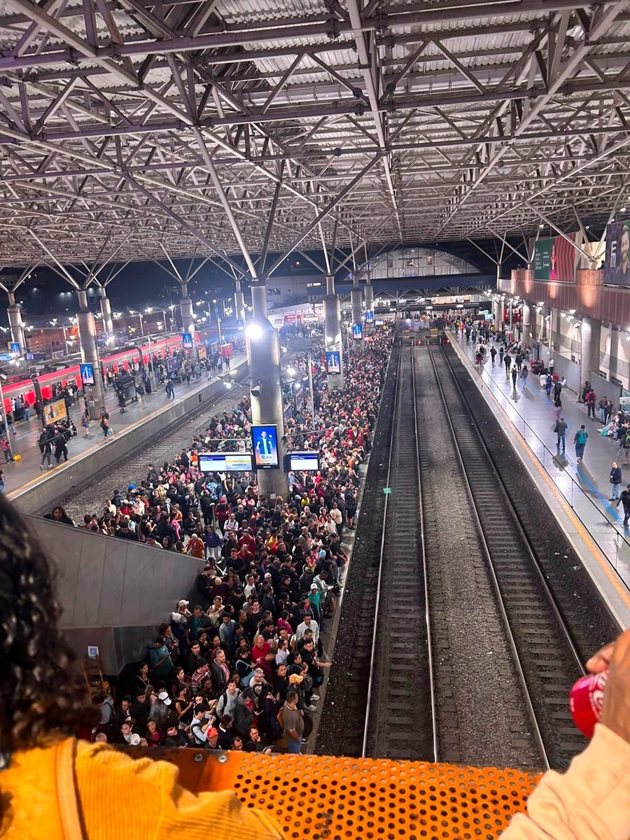 g1saopaulo's tweet photo. Plataformas lotadas: Linha 12-Safira segue com falha há 11 horas; passageiros da 11-Coral relatam atraso em trens no 2° dia de operação da nova concessionária privada https://t.co/nJCmD5XsCr https://t.co/P6HV6DJTa6