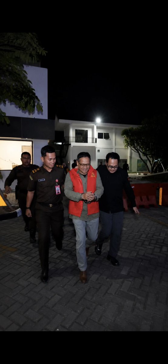 Aditya_Li's tweet photo. @xcandrapratams Masih tersenyum, hebat ya.. 
Yakin banget mungkin si doi klo dipenjara di Negara ini malah enak 
Korupsi = dimiskinkan atau hukum mati harusnya https://t.co/9uX1fxTHxo