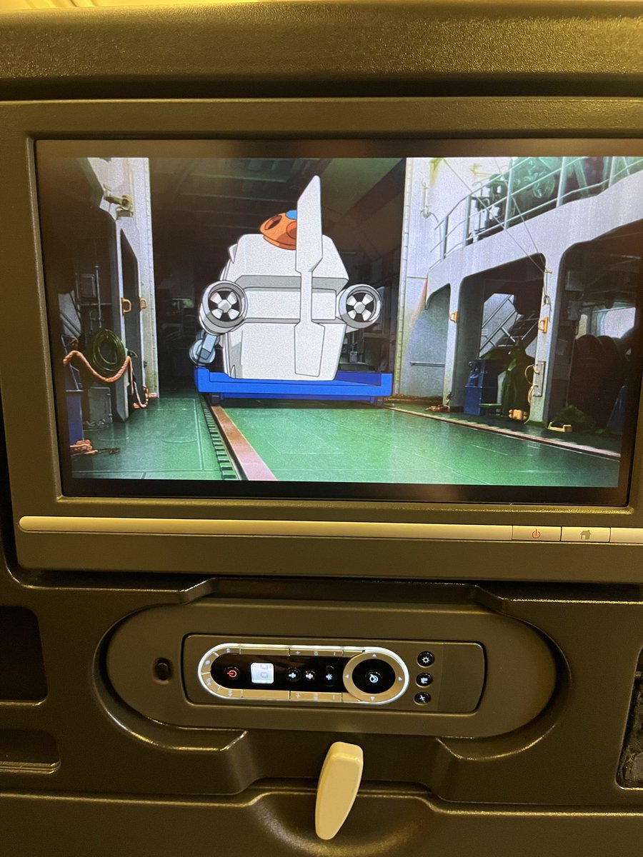 ppppperiodas's tweet photo. 飛行機でベイマックスとドラえもんの映画
天候悪くて5時間で着くところ10時間かかった https://t.co/dpAEWN38mg