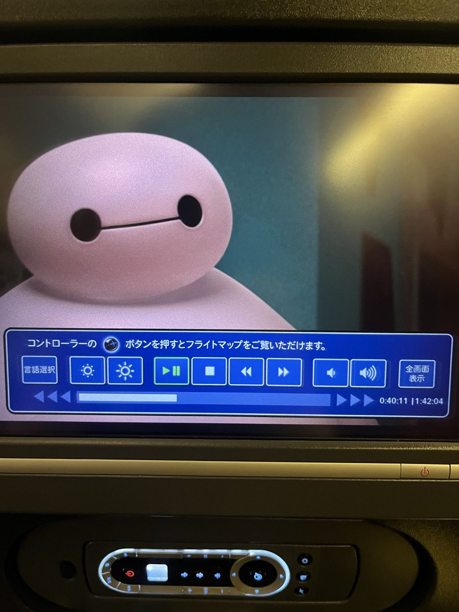 ppppperiodas's tweet photo. 飛行機でベイマックスとドラえもんの映画
天候悪くて5時間で着くところ10時間かかった https://t.co/dpAEWN38mg