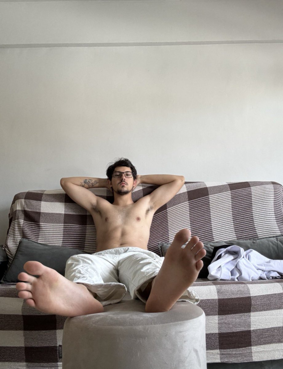 FeetMasterRJ's tweet photo. 🇧🇷 Cade os capachos prontos para se lambuzarem nos meus pés ? Esse pezão de macho alfa hétero n vai se limpar sozinho…

Seja útil 

🇺🇸 where are the cashfags ready to clean my soles? This big alpha male feet ain’t gonna clean itself… 

Be useful

Findom podolatria pés foot https://t.co/VsxxQehaAd