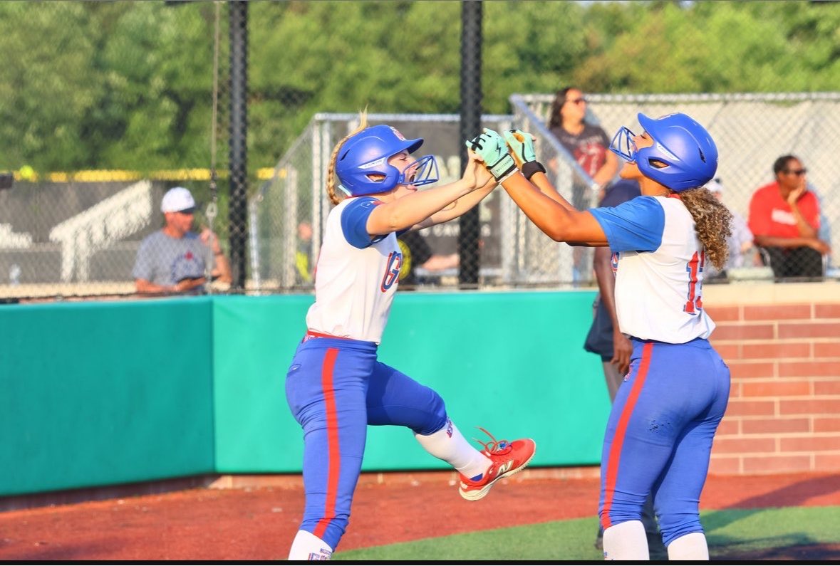 nahlahurst2028's tweet photo. Ready for a dog fight!! 

#goglory @16uTxGlory https://t.co/tygo8xcvHj