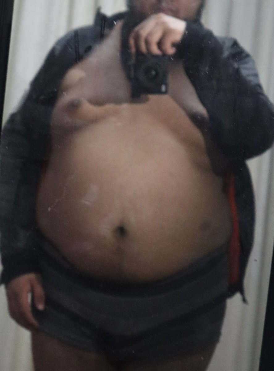 ZedrickGainer's tweet photo. Do I look fat? https://t.co/b24FGbvBqd