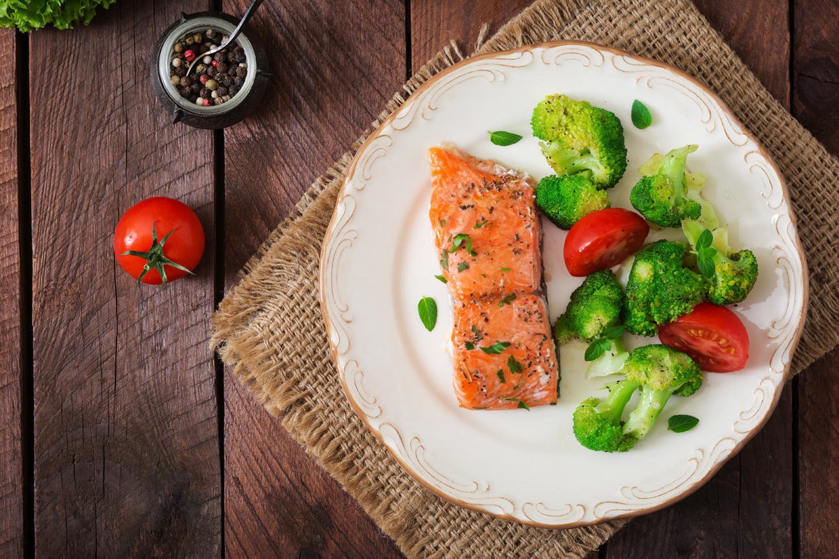 nyang95300967's tweet photo. Just whipped up garlic butter pan-fried salmon with roasted broccoli for a 15-minute weeknight win—flavor explosion, zero food waste, perfect post-work fuel!， https://t.co/evesPaOXTM