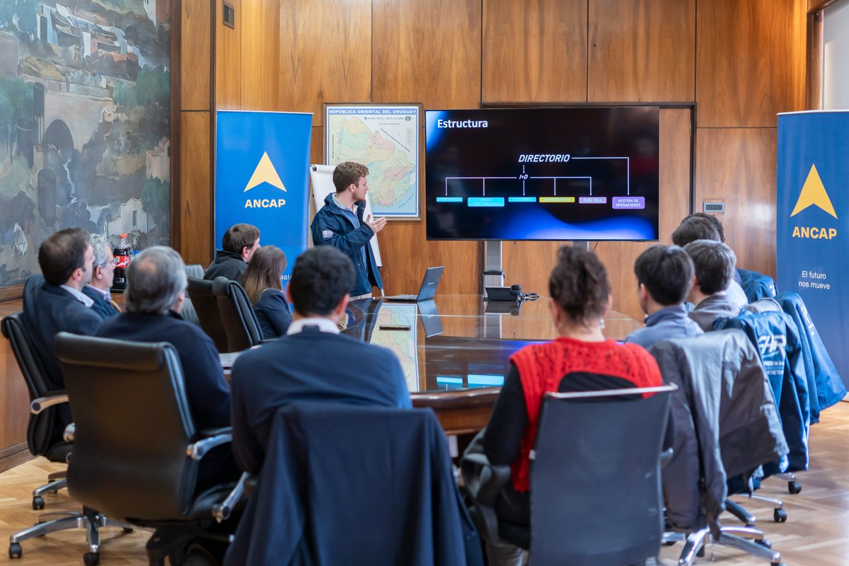AncapUruguay's tweet photo. 🏎️Estudiantes de la Facultad de Ingeniería de la @Udelaruy representarán a Uruguay en la #FórmulaSAEBrasil con un proyecto de movilidad a hidrógeno. 

👉ANCAP apoya esta iniciativa que impulsa el talento y la innovación. https://t.co/42kWsqJuCB