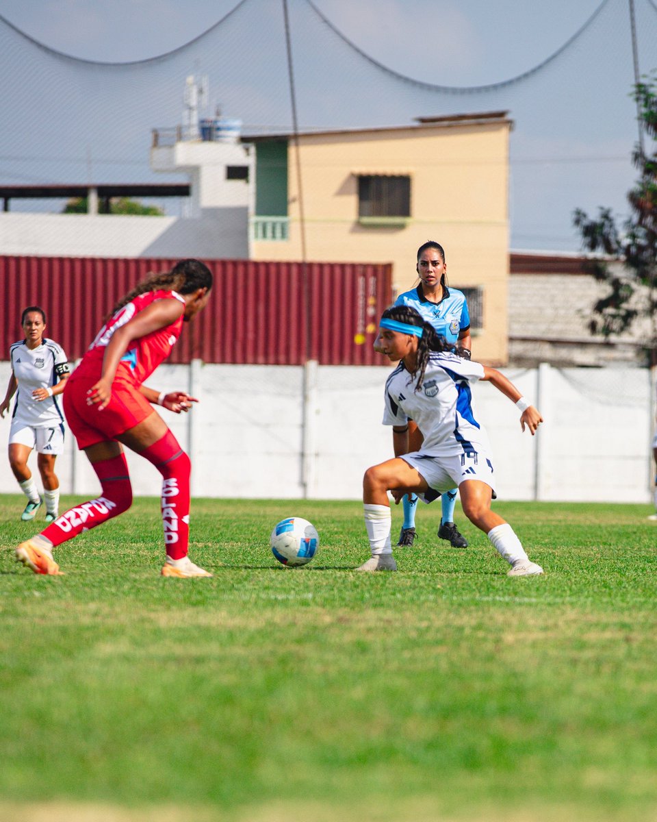 ElectricasCSE's tweet photo. ¡Con garra y fuerza! 💪🏻

Eléctricas 1️⃣ -  0️⃣ El Nacional

#SomosElectricas ⚡️ https://t.co/4ZFBBifmnL