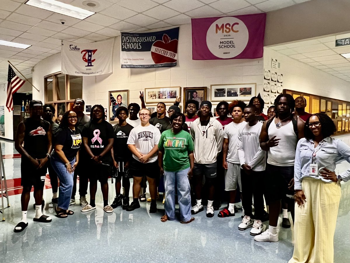 HHSHuskiesFB's tweet photo. Community Service at Sonny Carter Elementary School @BibbSchools https://t.co/HZxH4FOmRF