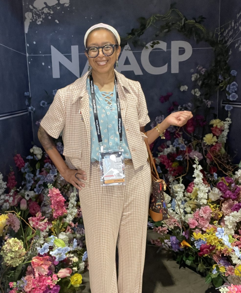 UniteHereLocal1's tweet photo. This week, UNITE HERE Local 1 member Julia Lewis proudly represented hospitality workers at the Labor Town Hall during the 117th @NAACP National Convention here in Chicago.
#NAACPConvention #UNITEHERE #BlackLeadership #UnionStrong #WorkerPower #LaborRights #EconomicJustice https://t.co/7LNB3rTS6N