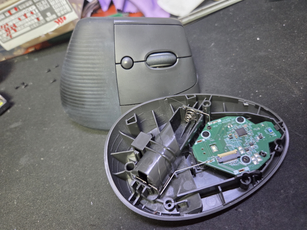 1004v's tweet photo. 경기도 군포시에서 왼쪽버튼 간헐적 반응없음으로 택배 입고된 Logitech Lift MR0094 로지텍 리프트 마우스 해외직구 사설 수리 고장 AS

고객님께서 "왼쪽버튼 간헐적 반응없음"으로 수리요청해주셨습니다. https://t.co/avSLdg00i7