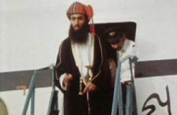 zadg4's tweet photo. فى مثل هذا اليوم ، الثالث والعشرين من يوليو عام 1970 ، أشرق على عُمان فجرٌ جديد ، لتبدأ مرحلة تاريخية غيّرت مسار الوطن ، وأعادت إليه حضوره ومكانته ، وانطلقت به نحو مستقبلٍ زاخرٍ بالإنجاز والطموح .
فقد تولّى المغفور له بإذن الله تعالى ، جلالة السلطان قابوس بن سعيد – طيّب الله ثراه – قيادة عُمان برؤيةٍ حكيمة وطموحٍ كبير ، واضعًا الإنسان العُماني فى قلب مسيرة التنمية ، لتشهد البلاد نهضةً شاملة امتدت إلى مختلف المجالات ، حتى غدت عُمان نموذجًا في البناء والتطوير والاستقرار .
سيظل الثالث والعشرون من يوليو يومًا خالدًا فى ذاكرة العُمانيين ، نستحضر فيه بكل الاعتزاز بدايات النهضة المباركة ، ونترحم ��لى بانيها ، ونواصل السير على النهج المبارك بقيادة حضرة صاحب الجلالة السلطان هيثم بن طارق المعظم – حفظه الله ورعاه – نحو آفاقٍ أرحب من التقدم والازدهار .
#لن_ننساك 
#فى_قلوبنا