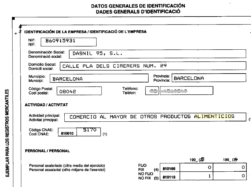 futbolgate_ES's tweet photo. 💣 #CasoBarçaNegreira El vertiginoso despegue de Dasnil en sus inicios: la empresa de Negreira disparó sus ingresos un 3.800% entre 1995 y 2000.

Gracias a la obtención del Registro Mercantil de Dasnil 95, la primera empresa de José María Enríquez #Negreira, ha sido posible acceder a sus cuentas anteriores a 2001.

La documentación permite apreciar varias cuestiones llamativas que merecen ser analizadas. Para interpretar correctamente estos datos conviene tener presentes dos antecedentes:

- Tanto Joan Laporta como Josep Maria Bartomeu han sostenido que los pagos a José María Enríquez Negreira se iniciaron durante la presidencia de Josep Lluís Núñez. Además, Adrià Soldevila, periodista de Què T'hi Jugues (SER), reveló en abril de 2023, que el propio Enríquez Negreira les confesó que «había estado cobrando del Barça durante más años de los que aparecían en el informe de la Agencia Tributaria».

- Un periodista entrevistado por La Vanguardia en febrero de 2023 afirmó que, durante la etapa de Núñez, el FC Barcelona adquiría «productos» a la empresa de Negreira.

A la luz de ese contexto, resulta relevante la evolución de Dasnil 95. En el momento de su constitución, la sociedad tenía como actividad principal el comercio de productos alimentarios. No fue hasta años más tarde cuando modificó su objeto social para dedicarse a los servicios de publicidad.

Entre 1995 y 2000, su cifra de negocios pasó de 1,3 millones de pesetas a 51,7 millones, pese a contar con un único empleado durante todo ese periodo. En apenas cinco años, la facturación se multiplicó por casi cuarenta.

Los 51,7 millones de pesetas equivalían aproximadamente a 310.000 euros de la época, una cantidad con un poder adquisitivo muy superior al actual.

Otro dato que llama la atención es que, entre 1998 y 1999, Dasnil 95 pasó de 500 a 6.000 participaciones sociales. Sin embargo, las actas registrales no detallan el acuerdo de ampliación de capital que habría dado lugar a ese incremento, ni ofrecen información adicional sobre los motivos de dicha modificación.

¿Cómo se realizaron los primeros pagos a Enríquez Negreira? ¿Respondía a la necesidad de canalizar un mayor volumen de ingresos a través de la sociedad? ¿Podría estar esa ampliación de capital relacionada con los pagos del FC Barcelona por los supuestos «productos comerciales» a los que aludió el periodista entrevistado por La Vanguardia? 

En ese mismo artículo, Joan Josep Pallàs, resumiendo la tesis de la Fiscalía, sostiene que el paso de esos supuestos «productos» a los conocidos «informes verbales» pudo producirse con la llegada de Joan Gaspart a la presidencia, una hipótesis que, de confirmarse, situaría el cambio de modelo de facturación durante su etapa al frente del club.