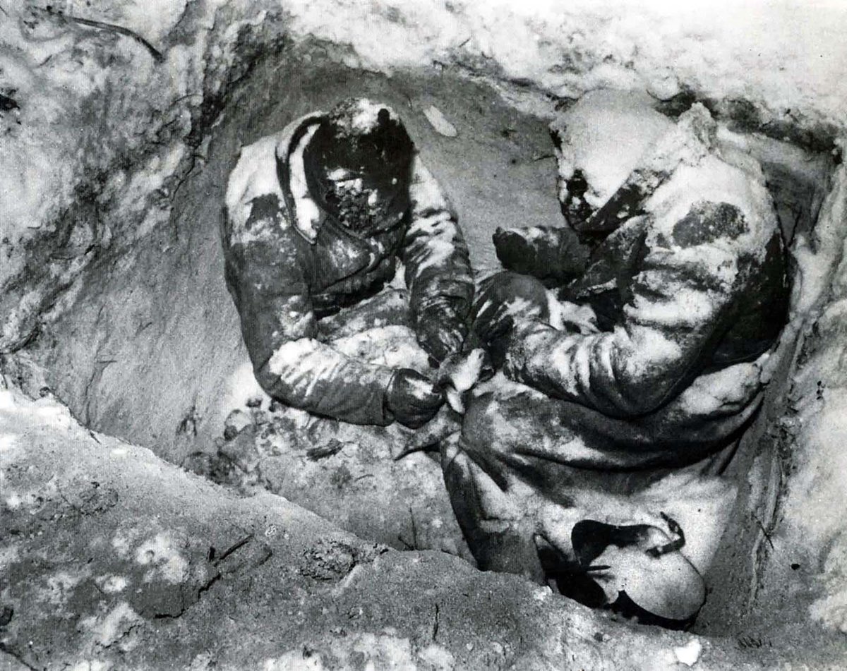 abd2658's tweet photo. صورة لجنود سوفييت قتلوا بسبب البرد داخل foxhole اثناء حرب الشتاء 1940 

الإتحاد السوفيتي اراد من هاي الحرب السيطرة على بعض اراضي فنلندا القريبة من ليننغراد لحمايتها ، عن طريق عمل طوق آمن شمال غرب المدينة

استمرت الحرب 105 يوم وخسر السوفييت حوالي  350 الف جندي لكنهم اخذوا الأراضي https://t.co/YcHnyuLcOO